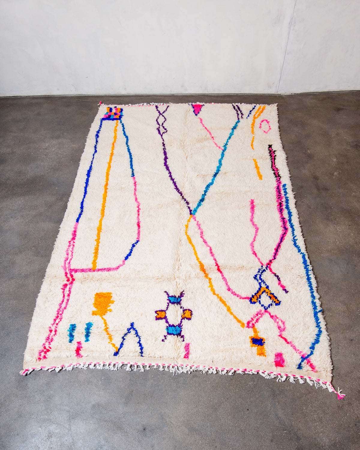 Modern designer handcrafted Berber rug from Morocco. Azilal rug with beautiful colours and patterns. Made of sheep’s wool and colourful cotton.